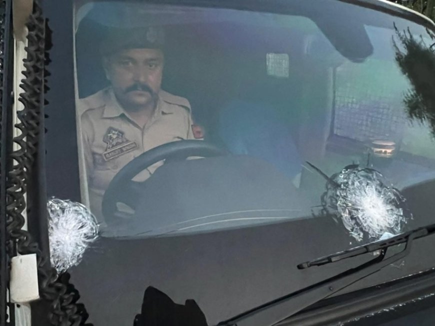 आतंकियों ने एसएसपी-डीआईजी की गाड़ी पर बरसाईं गोलियां