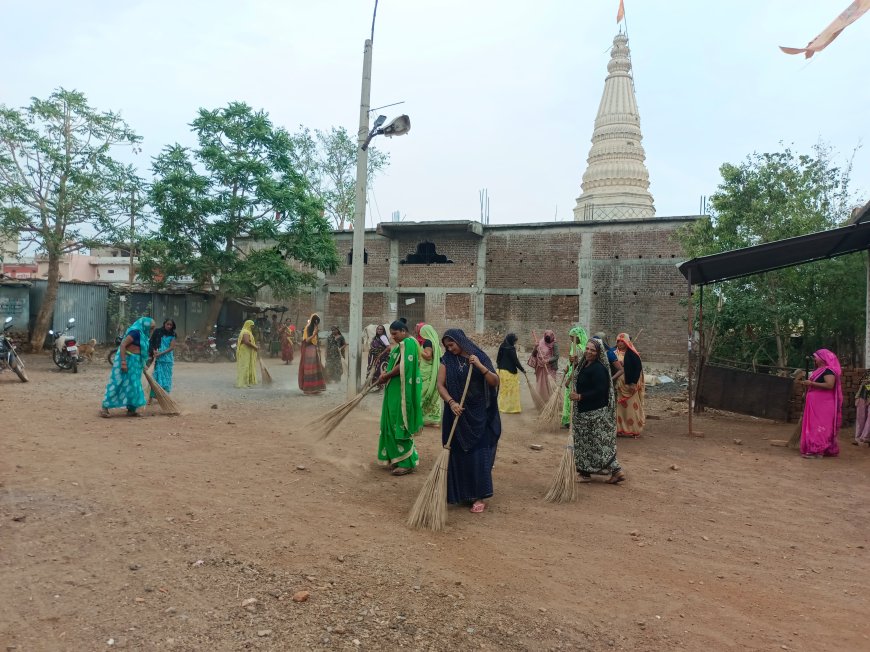 जल गंगा संवर्धन अभियान के तहत नगरीय क्षेत्र आरोन मुख्य मार्ग स्थित  श्री दास हनुमान मंदिर के परिसर की करायी गयी साफ-सफाई 