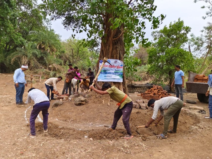 कलेक्‍टर के भ्रमण के दौरान दिये निर्देश पर कंजा गांव में जल संरक्षण के लिए जीर्णोद्धार के कार्य किये गये प्रारंभ