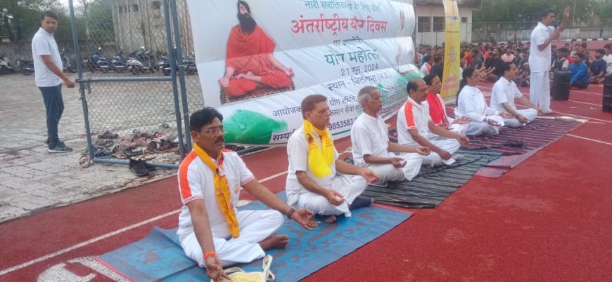 पतंजलि योगपीठ के तत्वाधान में गुना में श्री श्याम श्यामा प्रसाद मुखर्जी खेल प्रसाल में अंतर्राष्ट्रीय योग दिवस नारी सशक्तिकरण के रूप में मनाया