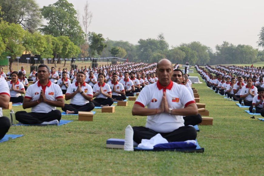 मथुरा में रक्षा मंत्री राजनाथ सिंह ने किया योगाभ्यास