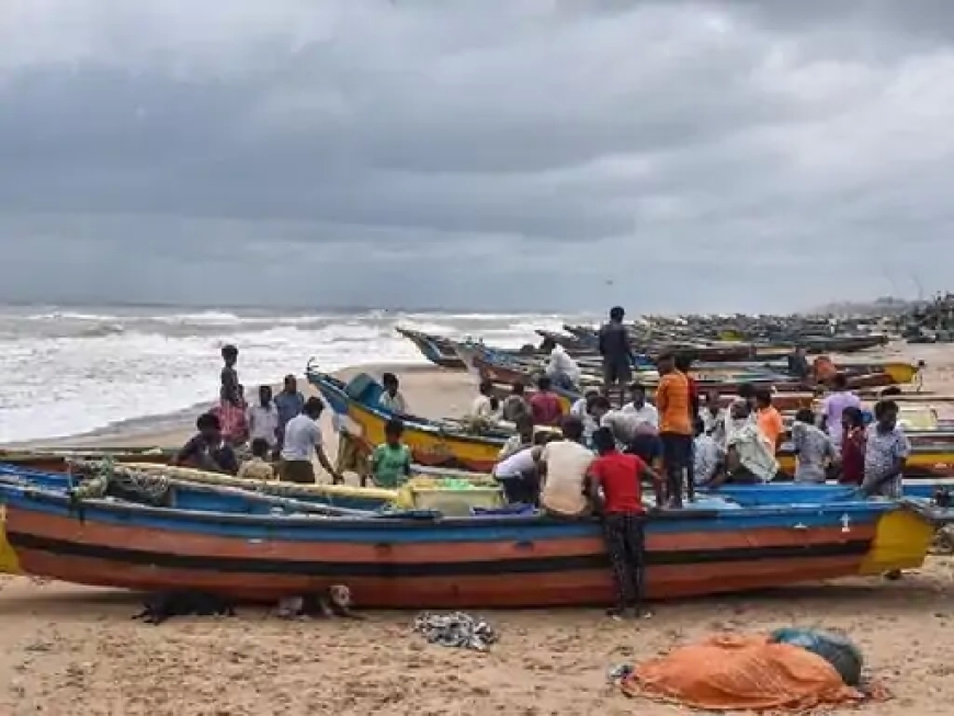 श्रीलंकाई नौसेना ने चलाया अभियान, 10 भारतीय मछुआरों को गिरफ्तार किया, एक श्रीलंकाई नाविक की मौत