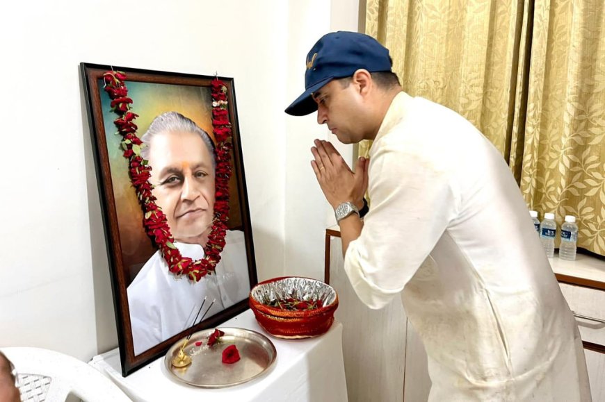 भाजपा के वरिष्ठ नेता घनश्याम तायल जी के निधन पर केंद्रीय मंत्री श्री सिंधिया ने उनके निवास पहुंच व्यक्त की शोक संवेदना