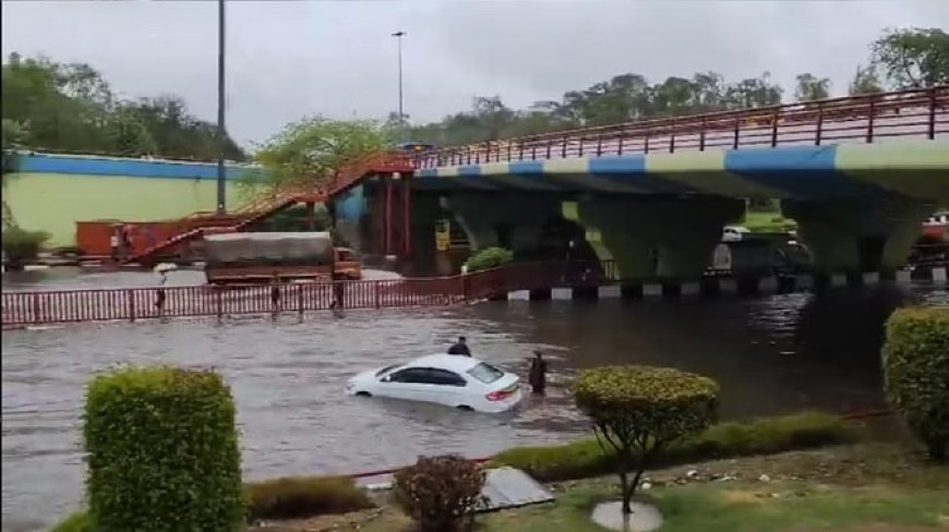 पहली बारिश में डूबी दिल्ली, सड़कों पर रेंगते दिखे वाहन