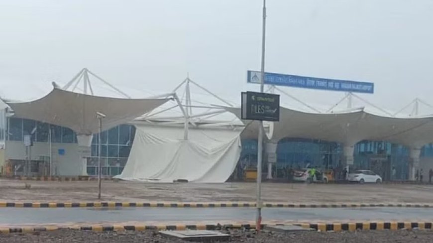 दिल्ली के बाद गुजरात में बड़ा हादसा, भारी बारिश के चलते राजकोट एयरपोर्ट टर्मिनल के बाहर की छत ढही