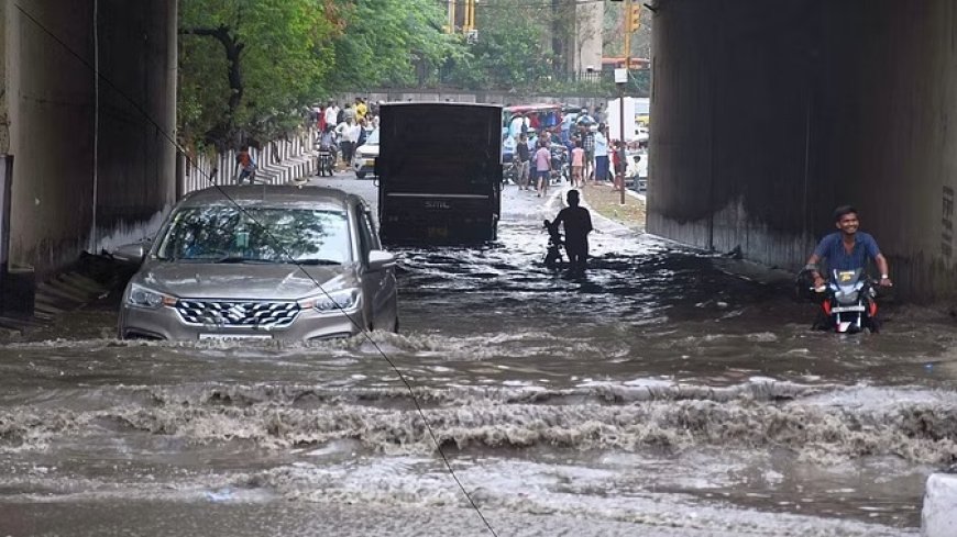 दरिया बनी दिल्ली: लबालब सड़कें, डूबी हुई कारें, घरों में घुसा पानी; बारिश के बाद जलजमाव से राजधानी बेहाल