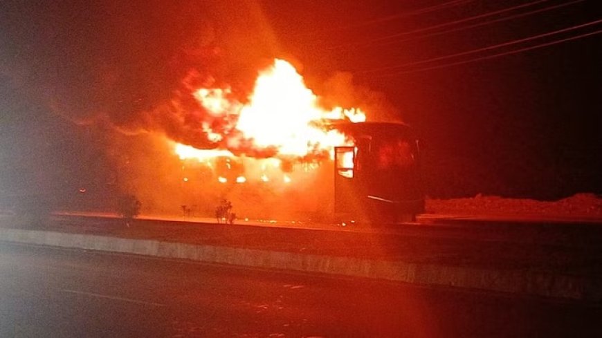 वीडियोकोच बस में शॉर्ट सर्किट से लगी आग, ड्राइवर और खलासी ने बस से कूदकर बचाई जान