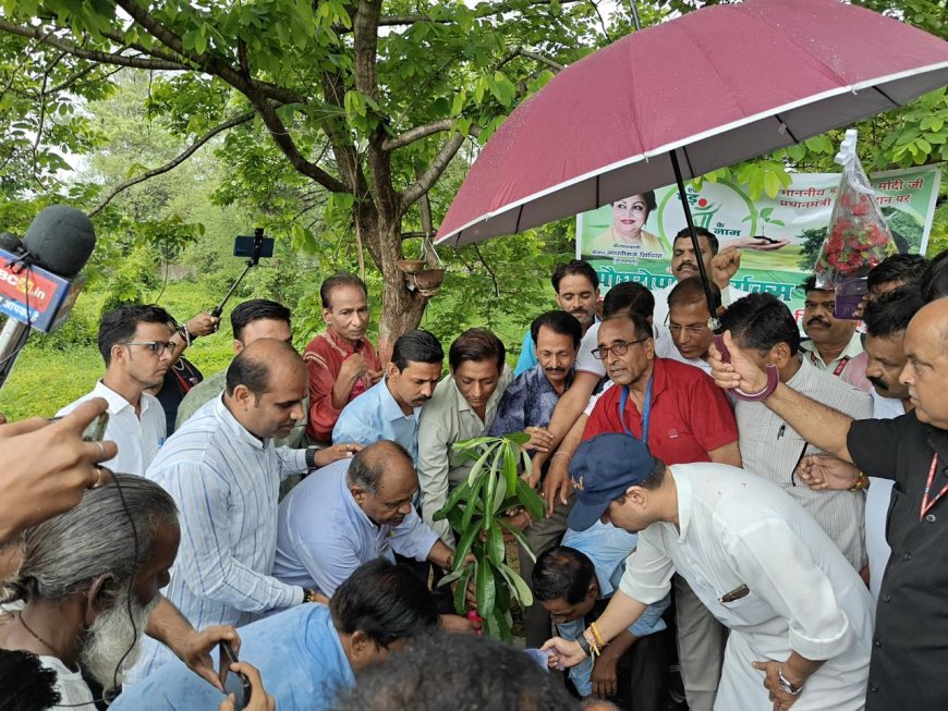 ‘‘एक पेड़ मां के नाम’’ अभियान के तहत केन्द्रीय मंत्री ज्योतिरादित्य सिंधिया ने किया पौधा रोपण