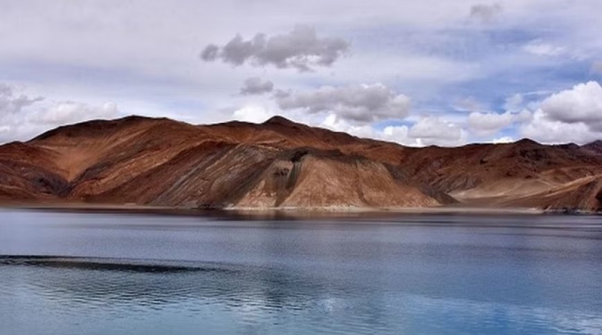 पूर्वी लद्दाख पर चीन की तिरछी नजर, US की उपग्रह तस्वीरों का दावा- पैंगोंग झील के पास PLA कर रही खुदाई