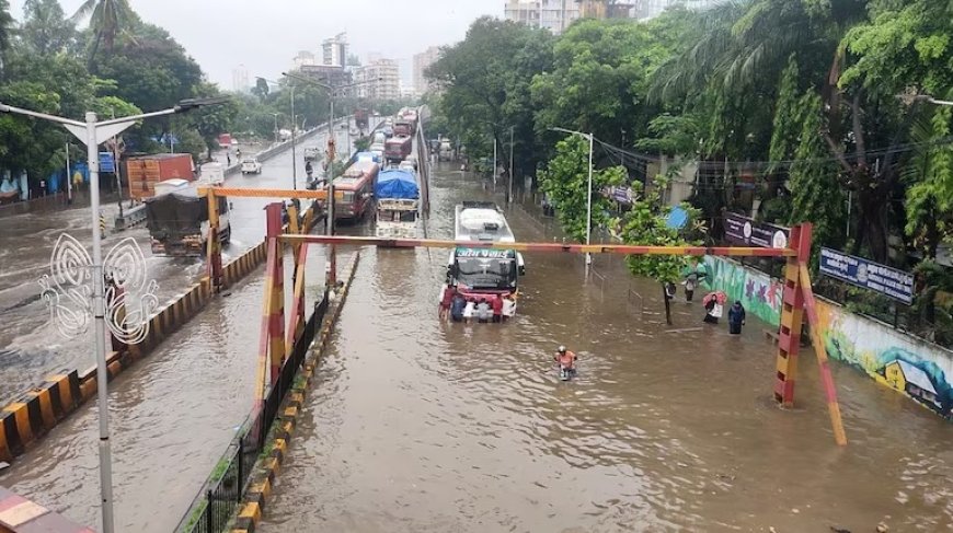 भारी बारिश से जलमग्न हुआ पूरा मुंबई; रेड अलर्ट जारी, स्कूल-कॉलेज आज रहेंगे बंद