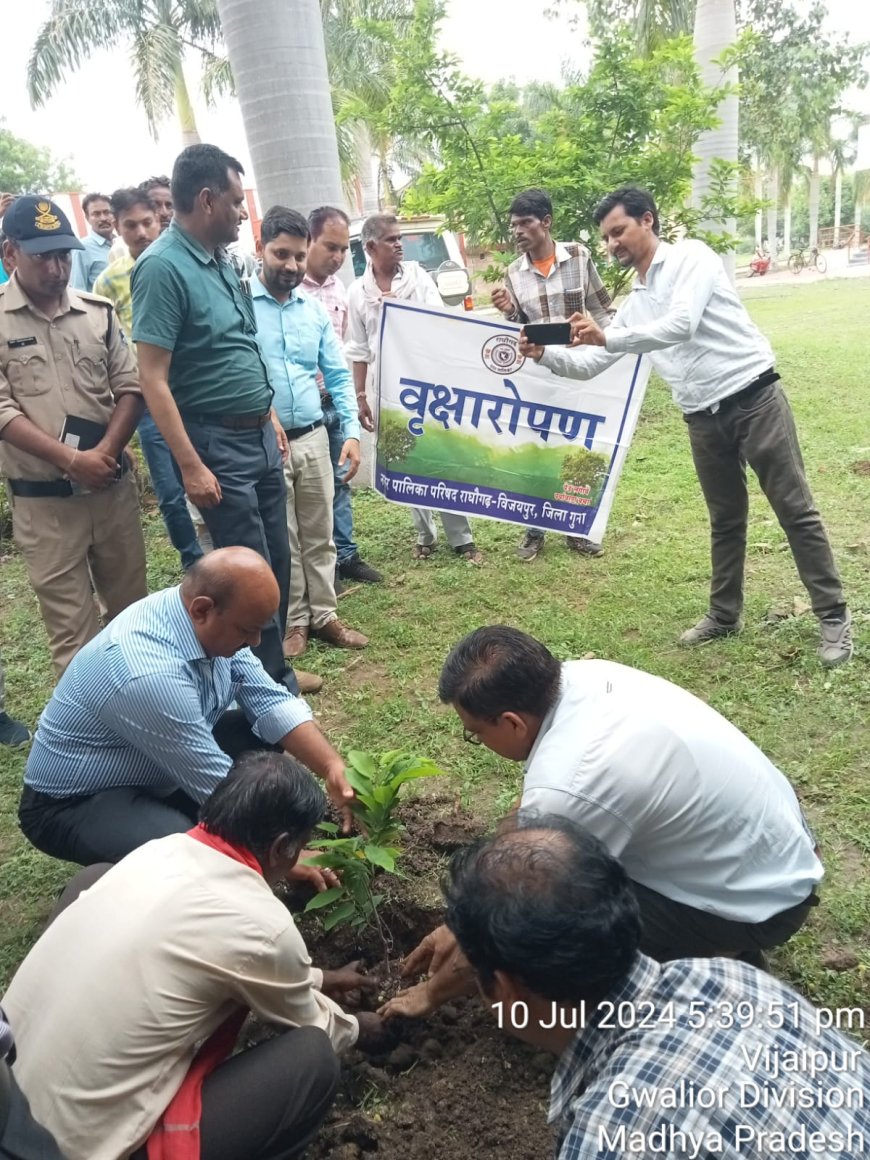 गुना: साड़ा कालोनी स्थित अस्‍पताल में कलेक्‍टर सहित अधिकारियों द्वारा किया गया पौधरोपण