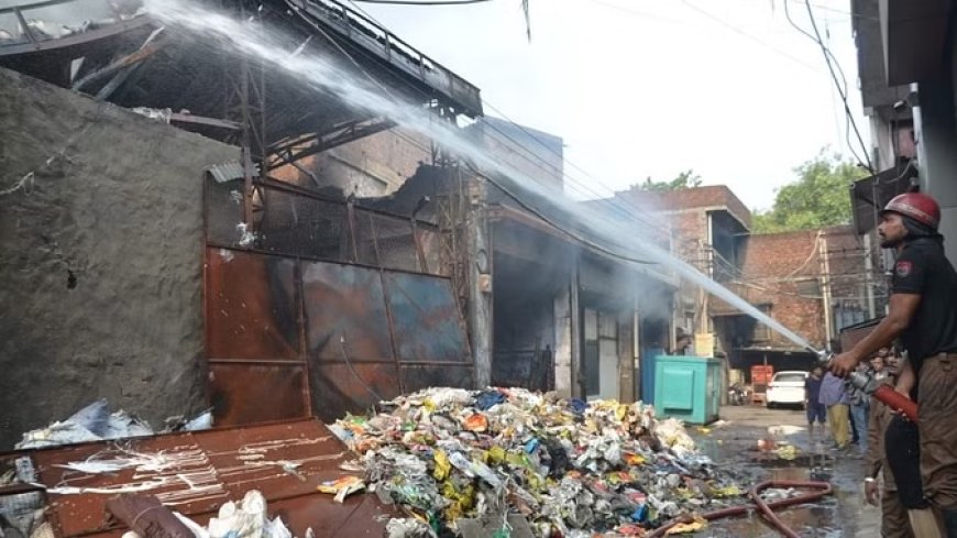 कबाड़ के गोदाम में लगी भीषण आग, लाखों का स्क्रैप जलकर राख, मौके पर पहुंचीं दमकल की गाड़ियां