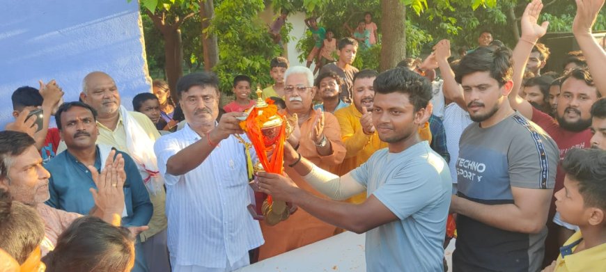 दो दिवसीय क्रिकेट मैच में लसगरीपुर 11 ने कप पर किया कब्जा : सात विकेट से जीत हासिल की, पूर्व मंत्री ने किया पुरुस्कृत