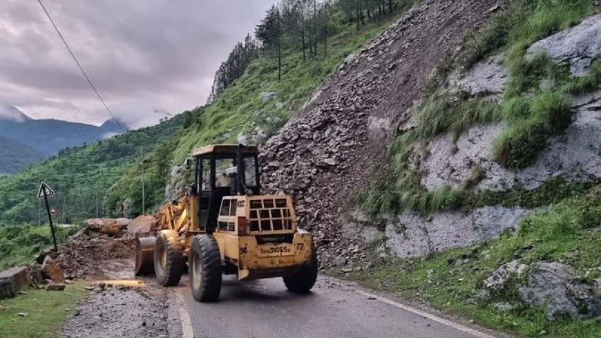 गंगोत्री हाईवे के पास भूस्खलन, मलबा आने से तीन जगह बंद