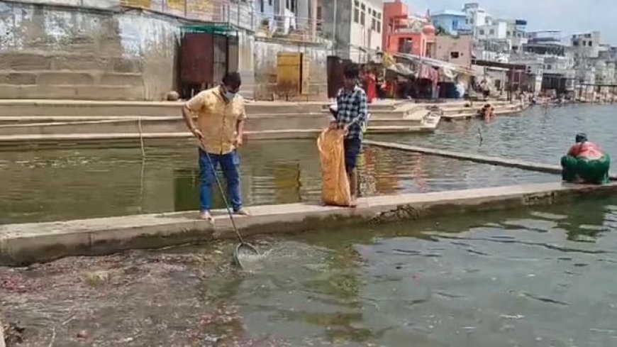 सफाईकर्मियों के हड़ताल पर जाने से व्यवस्था चरमराई, पालिका कर्मचारियों के साथ पुरोहितों ने किया श्रमदान