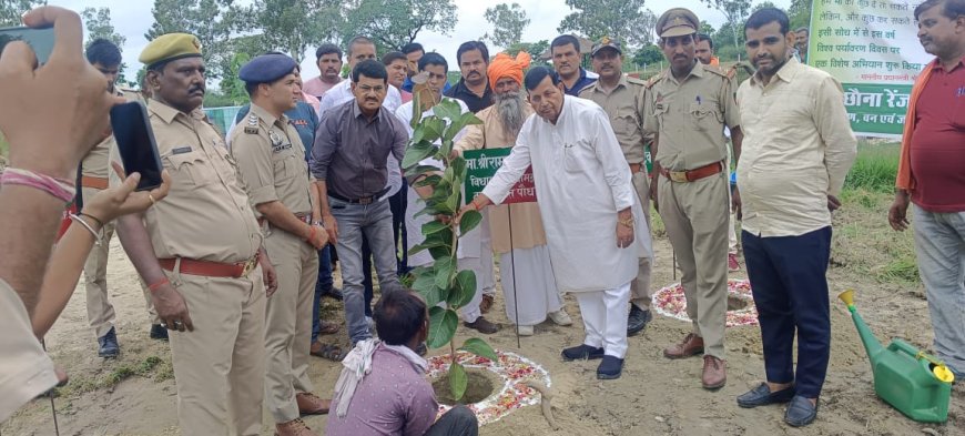 कछौना मे विधायक रामपाल वर्मा ने पर्यावरण व पर्यटन की दृष्टि से मातृ वन का किया शुभारंभ