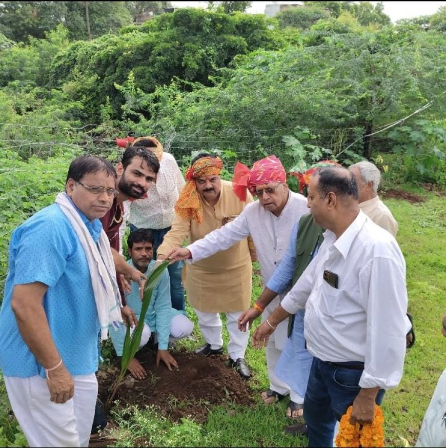 कांग्रेस के पूर्व कानून मंत्री पीसी शर्मा पहुंचे बीनागंज, ब्राह्मण समाज की धर्मशाला में भगवान परशुराम जी के चित्र पर किया माल्यार्पण धर्मशाला परिसर में किया पौधारोपण