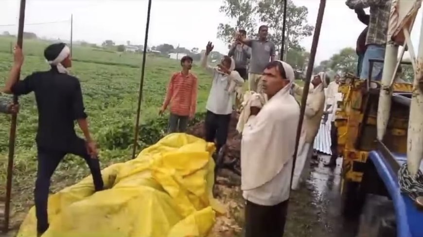 मुक्तिधाम की जमीन पर दबंगों का कब्जा, सड़क किनारे किया बुजुर्ग का अंतिम संस्कार