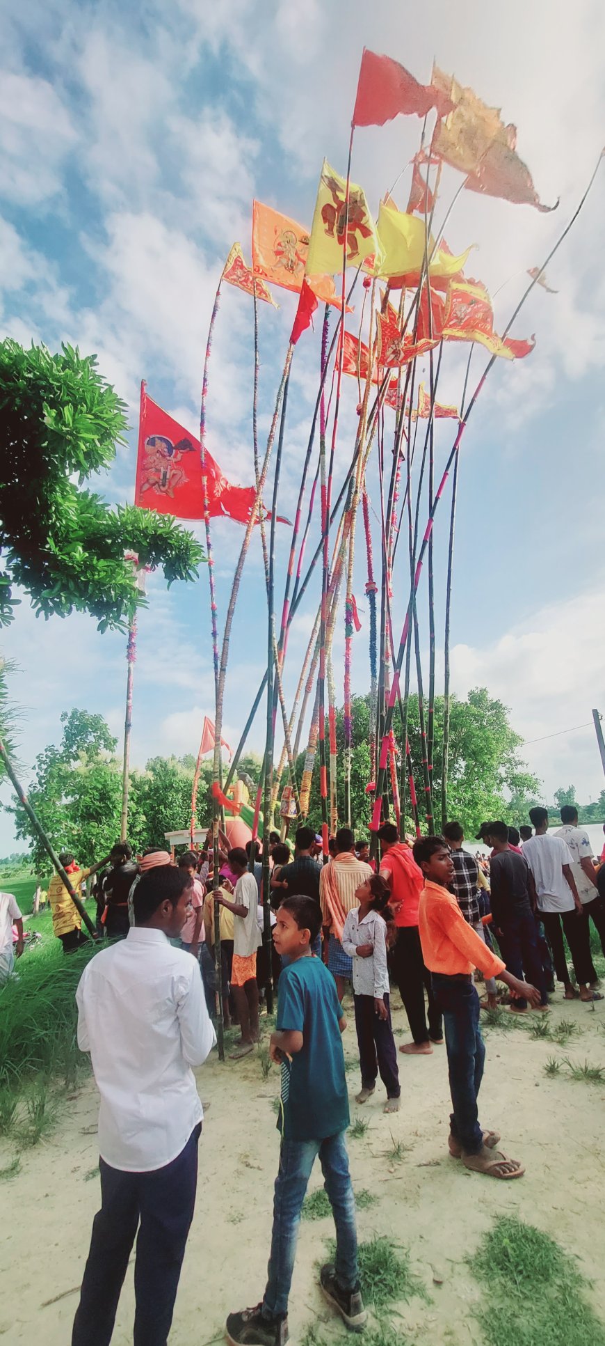 नेपाल के तीन गाँव से भारतीय क्षेत्र में आता है महावीरी झंडा,देखने के लिए हजारों की संख्या में दोनों देशों के आते है लोग