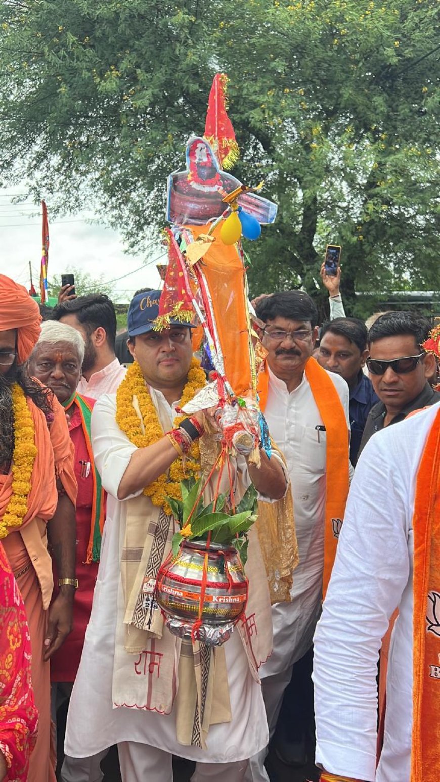 केंद्रीय मंत्री ज्योतिरादित्य सिंधिया ने आख़िरी सोमवार पर उठाया कांवड, लगाया बम बम भोले का नारा