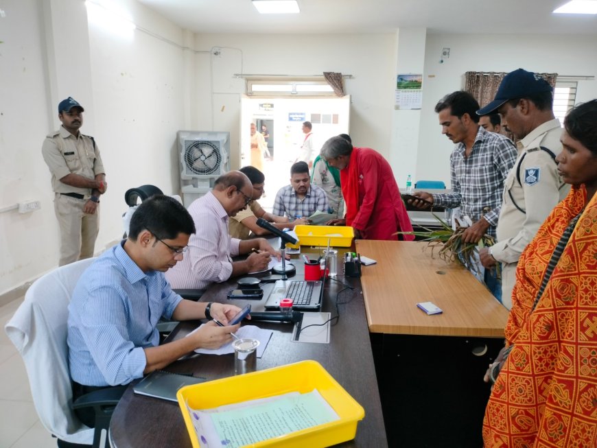 जनसुनवाई में कलेक्‍टर डॉ. सिंह ने सुनी आवेदकों की समस्‍याएं