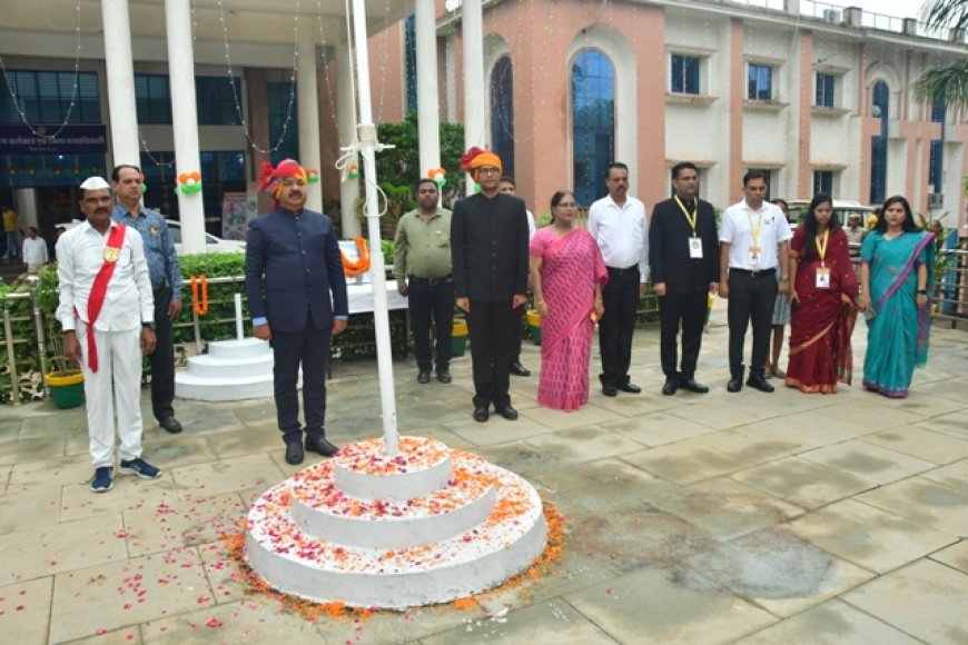 कलेक्‍टर डॉ. सतेन्‍द्र सिंह ने कलेक्‍ट्रेट कार्यालय में किया ध्‍वजारोहण