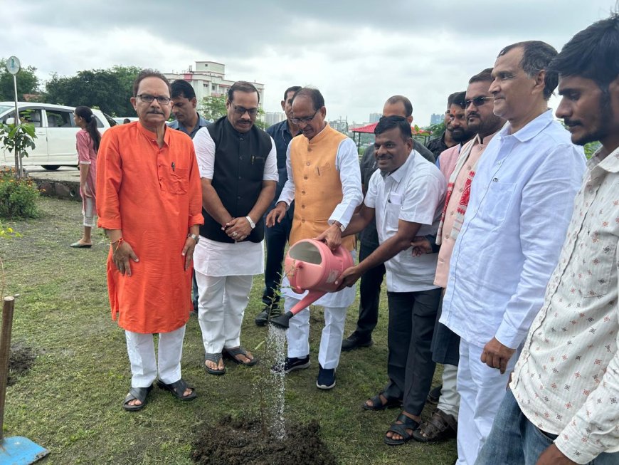 भाजपा नेता श्री धाकड़ के केंद्रीय कृषि मंत्री के साथ किया पौधारोपण