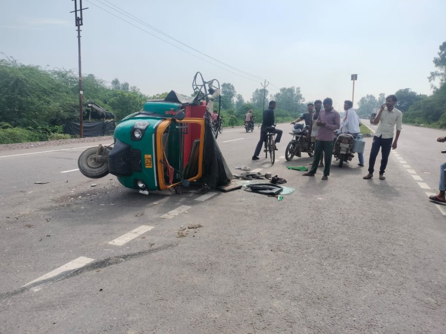 अज्ञात वाहन ने आटो में मारी टक्कर, एक दर्जन यात्री घायल