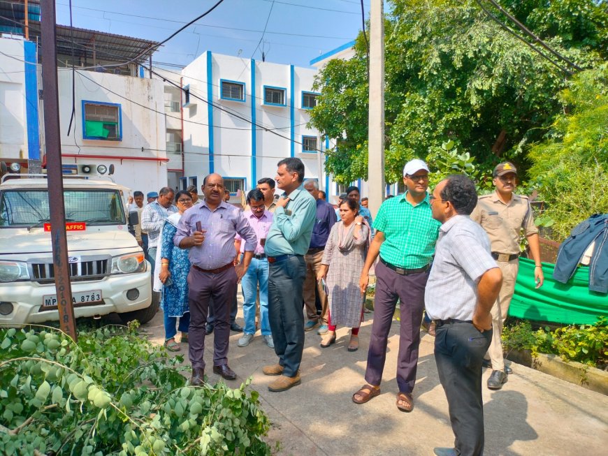 जिला चिकित्सालय में अनाधिकृत वाहनों का प्रवेश करे प्रतिबंधित - कलेक्टर डॉ. सिंह