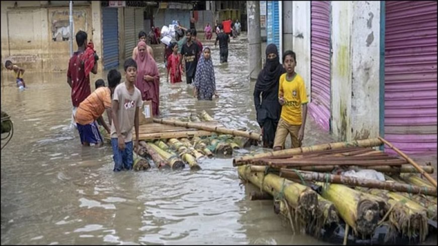 हिंसा के बाद अब बाढ़ से बांग्लादेशी लोगों का हाल बेहाल, अब तक 59 लोगों की मौत, बह गए कई घर