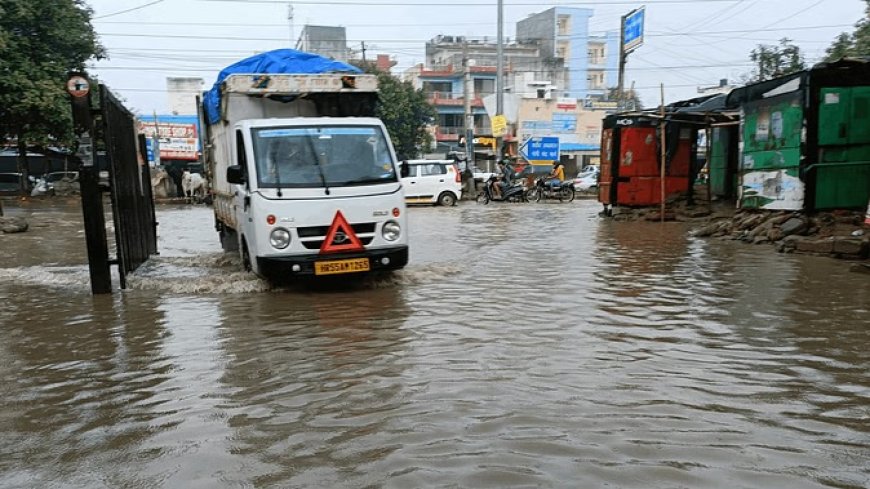 दिल्ली की सड़कें बनी दरिया: NCR में झमाझम बारिश, कई इलाकों में भरा पानी