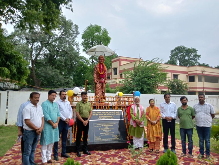 हरदोई जिलाधिकारी मंगला प्रसाद ने स्वामी विवेकानंद की मूर्ति का किया अनावरण