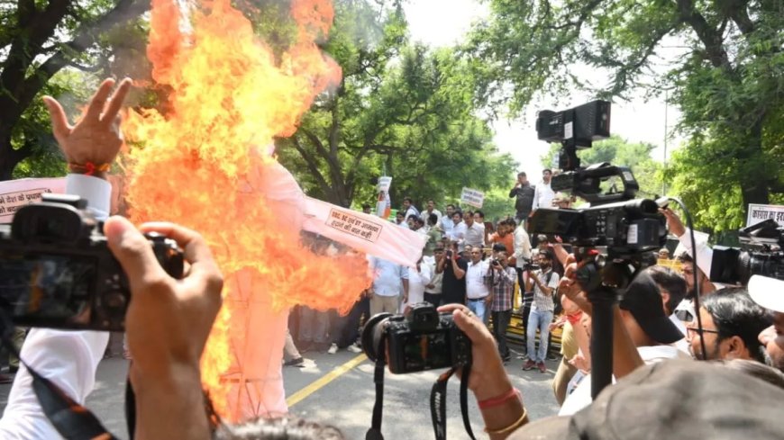 राहुल गांधी के बयान पर फूटा BJP कार्यकर्ताओं का गुस्सा, नेता प्रतिपक्ष का पुतला फूंका