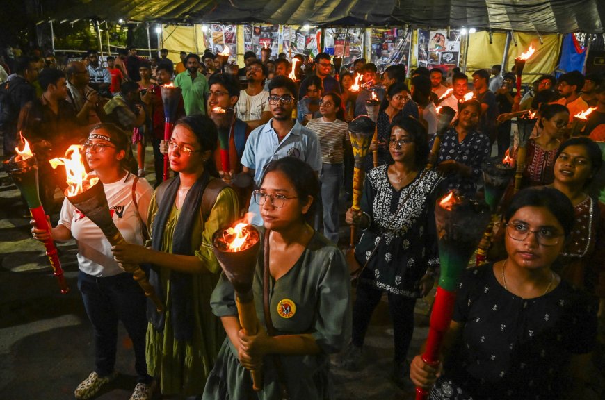 सुप्रीम कोर्ट की सुनवाई से पहले डॉक्टर्स ने निकाली मशाल रैली