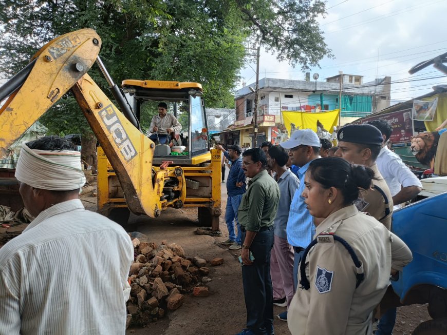 प्रशासन द्वारा कैंट अशोकनगर रोड से हटाया गया अवैध अतिक्रमण