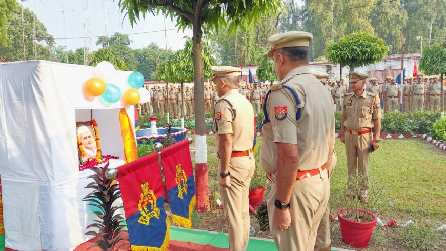 गांधी व शास्त्री की जयंती पर हरदोई पुलिस अधीक्षक ने महापुरुषों के चित्रों पर माल्यार्पण  कर पुलिस जवानों को दिलाई कर्त्तव्यपरायणता की शपथ