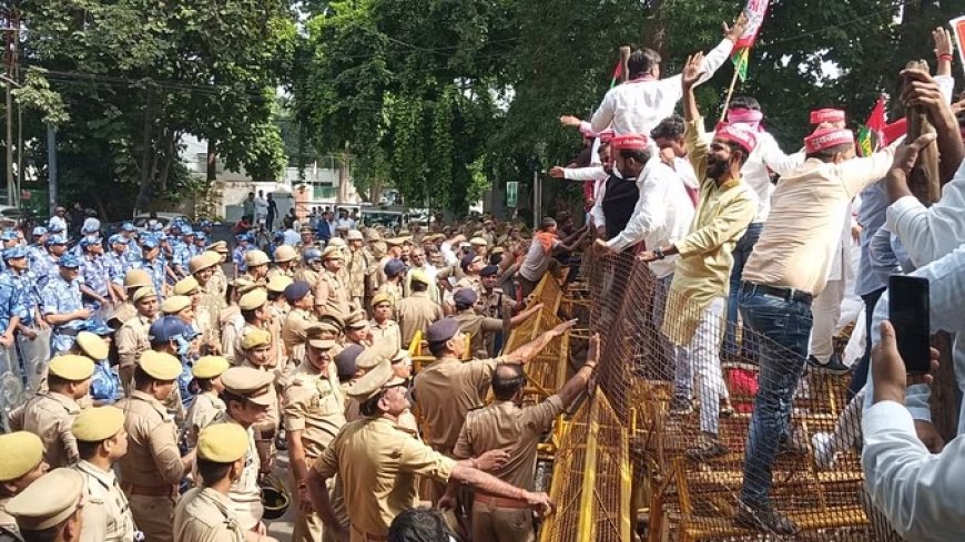 जेपीएनआईसी को सील करने पर गरमायी प्रदेश की सियासत, जेपी की मूर्ति लेकर अखिलेश निकले बाहर