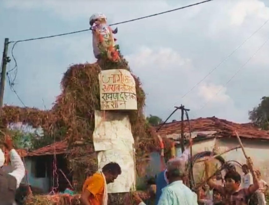 दशहरा पर सीहोर में किसानों का अनोखा प्रदर्शन, अतिवृष्टि से खराब हुई सोयाबीन का रावण बनाकर किया दहन