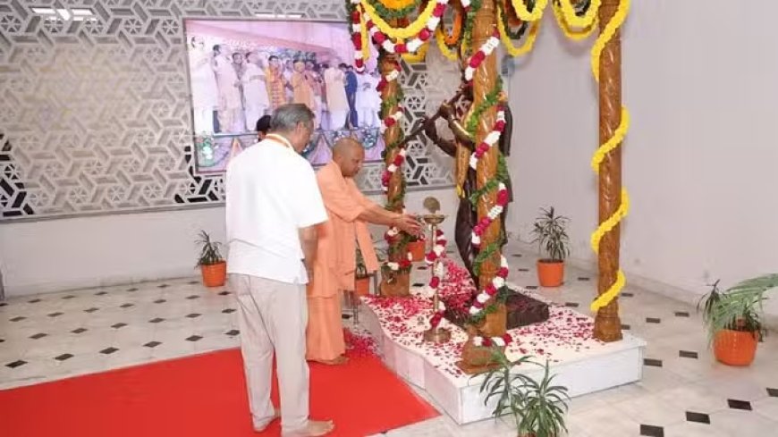 श्री कृष्ण जन्मभूमि मंदिर में पूजा करके निकले सीएम योगी, संघ प्रमुख से मिलने परखम पहुंचे