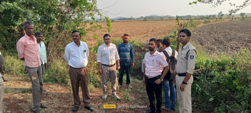 कलेक्‍टर द्वारा जनसुनवाई में दिये निर्देश के पालन में तहसीलदार गुना ग्रामीण द्वारा मौके पर जाकर हटवाया गया रास्‍ते का कब्‍जा