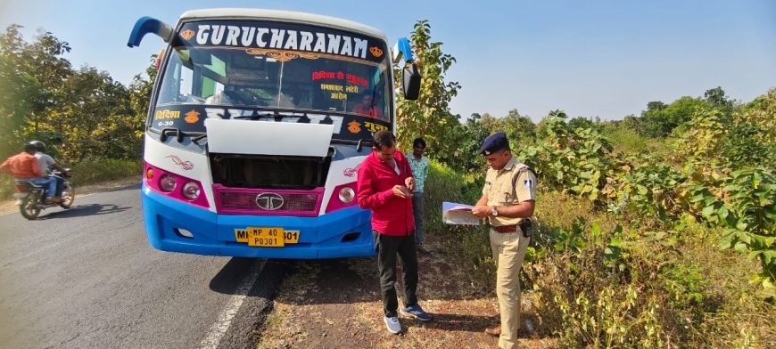 यातायात प्रभारी द्वारा चैकिंग लगाकर की यात्री बसों की जांच