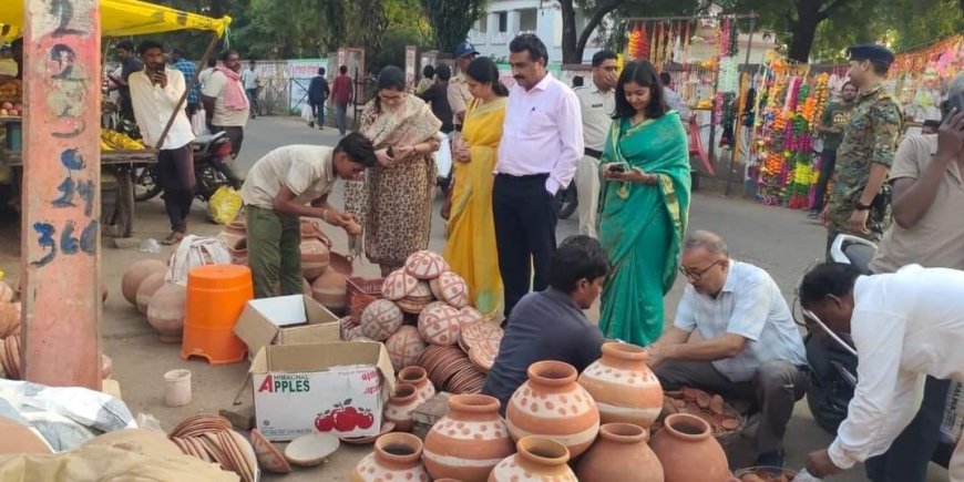 दीपावली पर 'वोकल फॉर लोकल' को बढ़ावा: कलेक्टर सुभाष कुमार द्विवेदी ने पत्नी संग खरीदे चंदेरी के कारीगरों के मिट्टी के दीए