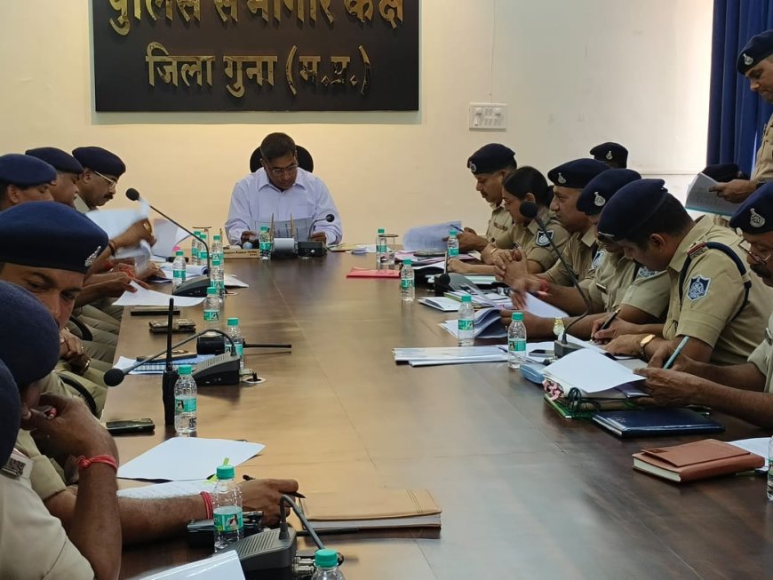 पुलिस अधीक्षक द्वारा पुलिस राजपत्रित अधिकारियों एवं थाना/चौकी प्रभारियों की मीटिंग लेकर जिले में सीएम हेल्पलाइन की लंबित शिकायतों की, की गई समीक्षा