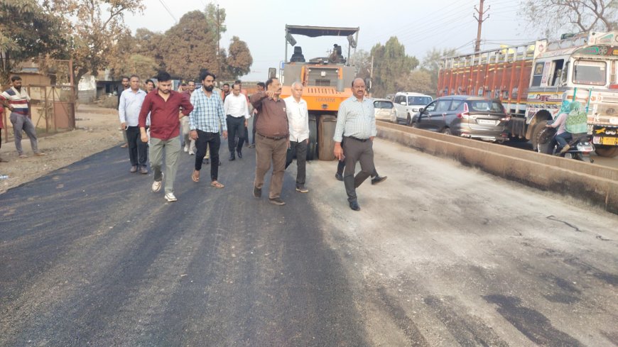 कलेक्‍टर द्वारा चिंताहरण से मारूति शोरूम तक निर्माणाधीन रोड का किया निरीक्षण और दिये आवश्‍यक दिशा-निर्देश