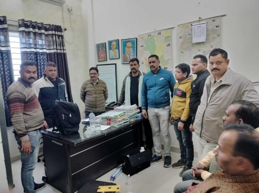 कलेक्टर कार्यालय में खनिज अधिकारी और क्लर्क ले रहे थे रिश्वत, लोकायुक्त पुलिस ने रंगे हाथ पकड़ा