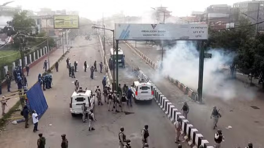 मणिपुर में हथियारों के जखीरे के साथ तीन गिरफ्तार, दो हजार से अधिक जवान तैनात; इंटरनेट पर रोक बढ़ी