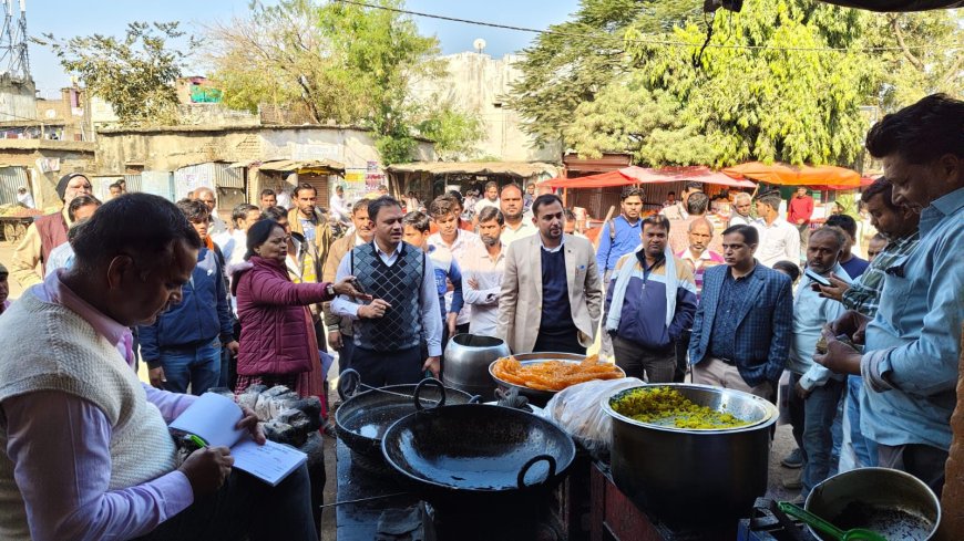 अतिक्रमण कर संचालित दुकानों पर जुर्माने की कार्यवाही की गयी, बकायादारों को लंबित भुगतान करने के दिये निर्देश