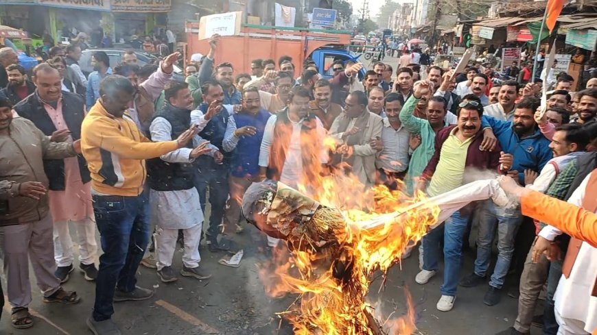 राहुल गांधी के खिलाफ सड़क पर उतरे भाजयुमो कार्यकर्ता, पुतला फूंककर जताया विरोध