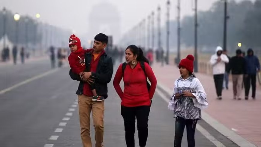 कंपकंपाती ठंड के बीच बारिश में भीगने को तैयार रहें दिल्लीवाले, प्रदूषण ने राजधानी का किया बुरा हाल