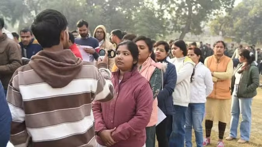 लखनऊ सहित सभी जिलों में कड़ी निगरानी में परीक्षा शुरू, आंखों की स्कैनिंग के बाद मिला प्रवेश